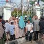 Potret Tradisi Ratusan Warga Ikut Mengantar Jemaah Calon haji, Carter Bus hingga Truk