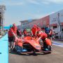 Tiket VVIP Lewat! Pria Nonton Formula E Jakarta dari Balkon Rumah, Publik Malah Salah Fokus ke Hal Ini