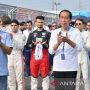 Jokowi Serahkan Trofi Kepada Mitch Evans yang Menangkan Seri Sembilan Formula E Jakarta