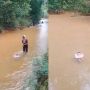 Low Budget, Ortu Ajak Anak Renang Bagaikan Sedang Spa Bayi di Sungai Bertanah Cokelat, Tuai Perdebatan