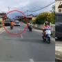 Kocak! Pria Pakai Baju Tahanan Kendarai Sepeda Motor di Depan Mobil Polisi