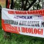 Warga Karawang Tolak Kelompok Khilafatul Muslimin, Bentangkan Spanduk Tertuliskan Pancasila Ideologi NKRI