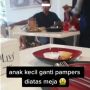 Viral Ibu Ganti Popok Anaknya di Meja Makan, Auto Bikin Jijik Pengunjung Restoran Lain
