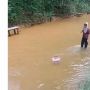 Orang Tua Ajak Bayi Berenang di Sungai, Netizen Malah Fokus ke Warna Air Sungai