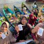 Keren Banget, Para Pedagang Pasar Apung Kalimantan Selatan Ini Kalungi QRIS untuk Transaksi, Tuai Pujian Netizen