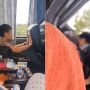 Bikin Kagum, Bocah Cilik Terekam Tayamum dan Salat dalam Bus, Publik: Semoga Istiqomah