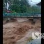 Pemandangan Mengerikan saat Sungai Cisolok Sukabumi Mengamuk