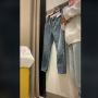 Viral! Tak Ada Mushola di Mal, Perempuan di Inggris Terpaksa Salat di Kamar Pas