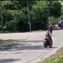 Viral Pria Diduga Stress Ngamuk di Jalanan Tuban sambil Bawa Senjata Tajam