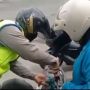 Motor Emak-emak Kehabisan Bensin di Jalan, Aksi Seorang Polisi Banjir Pujian Publik: Oknum yang Baik
