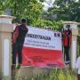 Tunggak Pajak Belasan Miliar, KPK Pasang Spanduk Penagihan PAP di PT SDIC Papua Cement