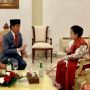 Presiden Jokowi Berbincang Empat Mata Dengan Megawati Soekarnoputri di Ruang Tunggu Istana Negara