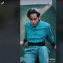 Tampil Stylish dengan Crop Top, Gaya Berpakaian Lelaki Ini Viral di Media Sosial