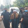Digelandang ke Jakarta, Pentolan Khilafatul Muslimin Abdul Qadir Sapa Simpatisan yang Tunggu di Polda: Assalamualaikum