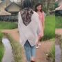 Bikin Konten Jalan-jalan di Tengah Sawah, Cewek Ini Malah Berakhir Apes