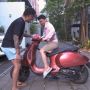 Momen Uus Mengajari Raditya Dika Naik Motor Vespa, Kesabaran Diuji Total