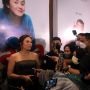 Pamer Otot Perut, 5 OOTD Midriff ala Wulan Guritno yang Bisa Jadi Inspirasi