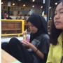 Viral Perempuan Ini Ngunyah Mie Instan Mentah Sendirian Saat Makan Bareng Temen di Kedai, Netizen Dibuat Salah Paham