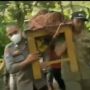 Viral Anggota Polres Trenggalek Tandu Warga Meninggal Dunia Menggunakan Kursi Kayu