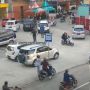 Cekcok Sepasang Kekasih di Pinggir Jalan Jadi Tontonan Publik, Cewek Turun dari Motor dan Lempar Batu ke Arah Cowok