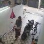 Aksi Seorang Wanita Curi Sepeda di Teras Rumah Terekam CCTV, Warganet: Mungkin Dia Pinjam Tapi Gak Bilang