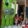 Saking Panasnya, Satu Keluarga Ini Pasang Tiga Kipas Angin Sekaligus