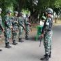 Jarang Terjadi, Penjual Es Dawet Ini Salting Lewati Jalan yang Disambut Tentara Bersenjata