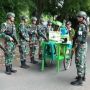 Santuy Abis! Penjual Es Dawet Ini Lewat di Depan TNI yang Tengah Baris