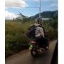 Sepeda Motor yang Dikendarai Pria Ini Bikin Salfok: Stangnya Mirip Punya Mobil