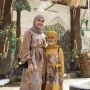 6 Potret Bilqis Umrah Bareng Ayu Ting Ting, Bantu Kakek Nenek Berinteraksi dengan Orang Asing