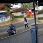 Viral Detik-detik Pengendara Motor Tabrak Pagar Terekam CCTV Gegera Hilang Kendali