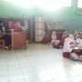 Duh, Sudah Tiga Tahun Pelajar Kelas III SDN Cikaramat Belajar di Lantai Gegara Ruang Kelas Ambruk