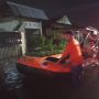 Terjebak Banjir, Sejumlah Warga Padang Dievakuasi dengan Perahu Karet