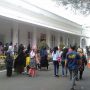 LIVE STREAMING: Suasana dan Antusias Warga di Gedung Pakuan Jelang Jenazah Eril Datang