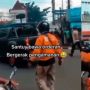 Rombongan Polisi Lewat, Warganet Salfok Kurir Shopee Food Bawa HT