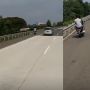 Pengendara Sepeda Motor Nekat Masuk ke Area Tol, Aksinya Dituding Ingin Viral