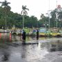 Diguyur Hujan Lebat, Warga Bandung Tetap Antusias Sampaikan Salam Terakhir Untuk Eril di Gedung Pakuan