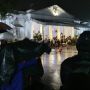 Hujan Menyambut Kedatangan Jenazah Emmeril Kahn Mumtadz di Gedung Pakuan