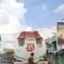 Pria Ini Terekam Video Bergelantungan di Truk BBM yang Sedang Jalan, Bertingkah seperti Spiderman