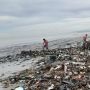 Sampah Kembali Menumpuk di Bibir Pantai Pascahujan di Padang