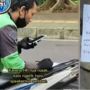 Viral Driver Chat Customer Pakai Tulisan di Kertas sebab HP Rusak, Rekannya Beri Hadiah