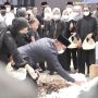 Eril Selesai Dimakamkan, Ridwan Kamil dan Atalia Tabur Bunga