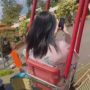 Lagi Naik Wahana Dufan, Cewek Ini Sempat-sempatnya Balas Email Kantor