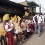 Mengharukan! Anak Sekolah Berseragam SD Kibarkan Bendera Kuning untuk Eril, Iringi Jenazah Eril ke Rumah Terakhir