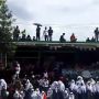 Demi Sambut Iringan Mobil Jenazah Eril: Pelajar Meluber di Jalan, Warga Nekat Naik ke Atas Atap