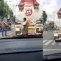 Viral Video Pria Diduga ODGJ Bergelantung di Truk Tanki Pertamina yang Sedang Melaju