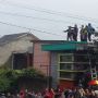 Warga dari Orang Dewasa hingga Anak Kecil Rela Panjat Atap Rumah demi Lihat Pemakaman Eril