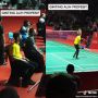 Dikira Alih Profesi, Warganet Kaget Pria Mirip Anthony Ginting Bersihkan Lantai di Lapangan Bulu Tangkis