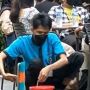 Setelah Video OB Bersihkan Sepatu Pengunjung Mal Viral, Keluarga Angkat Bicara dan Klarifikasi: Mas OB yang Menawarkan