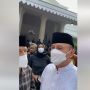 Didampingi Umuh Muchtar, Ketum PSSI Iwan Bule Tampak Hadir Saat Jenazah Eril Diantar ke Pemakaman